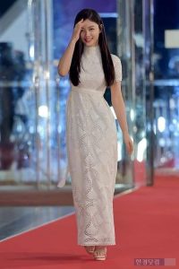 فنانات كوريا تنافس نجمات الجونة بأزياء أنيقة 3