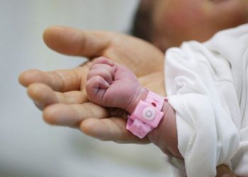 روسية تبيع ابنتها من أجل حذاء .. و85 ألف بحث عن شراء طفل شهريا 2