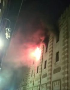 نشوب حريق هائل بمسجد الجامع الأزهر.. والدفع بـ5 سيارات إطفاء (فيديو وصور) 3