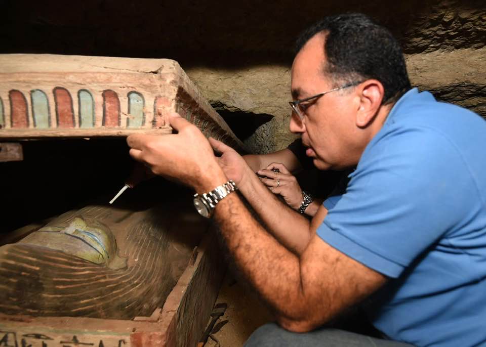بالصور.. رئيس الوزراء يستخدم حبل للنزول لمقبرة أثرية 2
