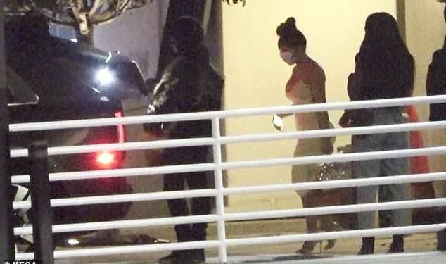 بعد إعتقاله لمعارضة ترامب.. الشرطة تطلق سراح أوفسيت ويظهر متجولاً برفقة زوجته 1