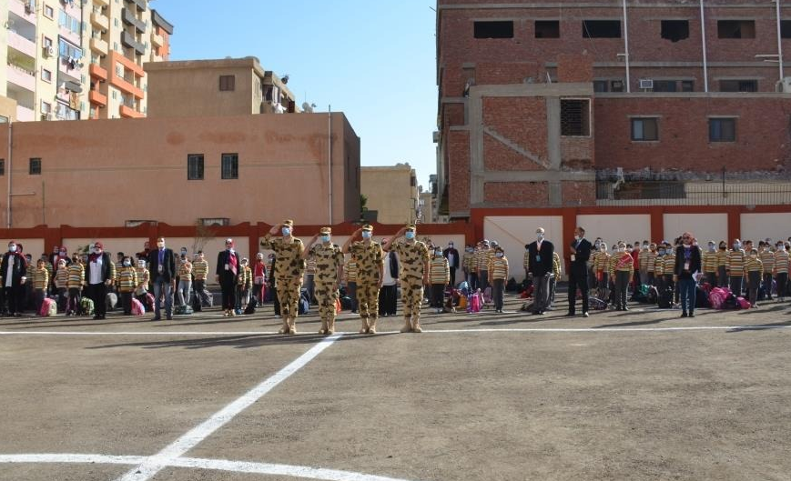 محافظ الاسماعيلية و القيادات التنفيذية و القوات المسلحة يشاركون الطلاب طابور الصباح وتحية العلم 1