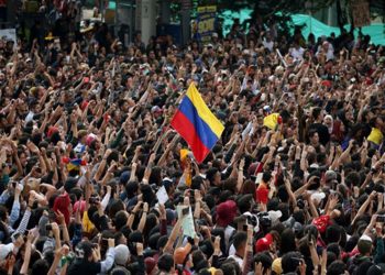 الآلاف يتظاهرون في جميع أنحاء كولومبيا ضد القتل والفقر 2