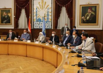 محافظ القاهرة يوقع العقد لتطوير العشوائيات