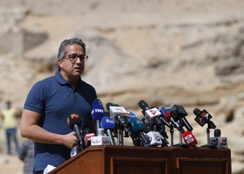 وزير السياحة والأثار الدكتور خالد العناني