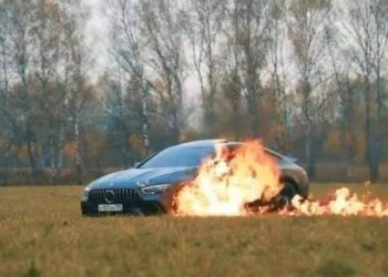يوتيوبر يحرق سيارته الفارهه