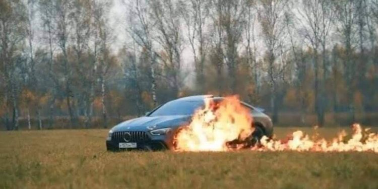 يوتيوبر يحرق سيارته الفارهه