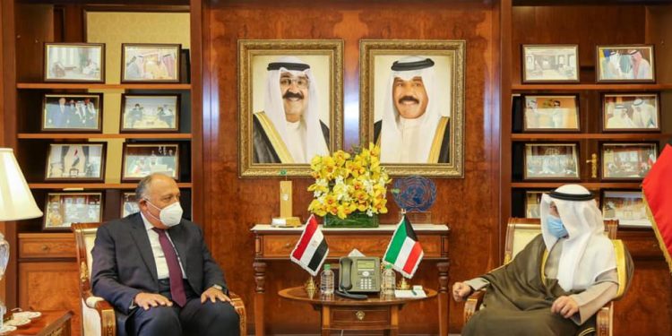 أمير الكويت يبحث مع وزير خارجية مصر المستجدات الإقلیمیة والدولیة