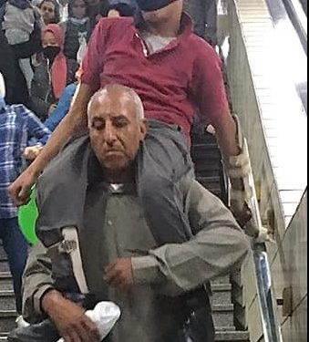 رجل يحمل ابنه