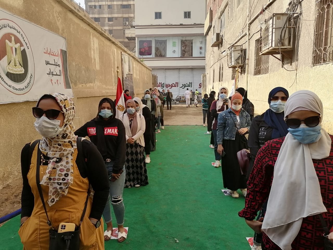 بالصور.. بدء توافد المواطنين على لجان الانتخاب لليوم الثاني بالقاهرة 9