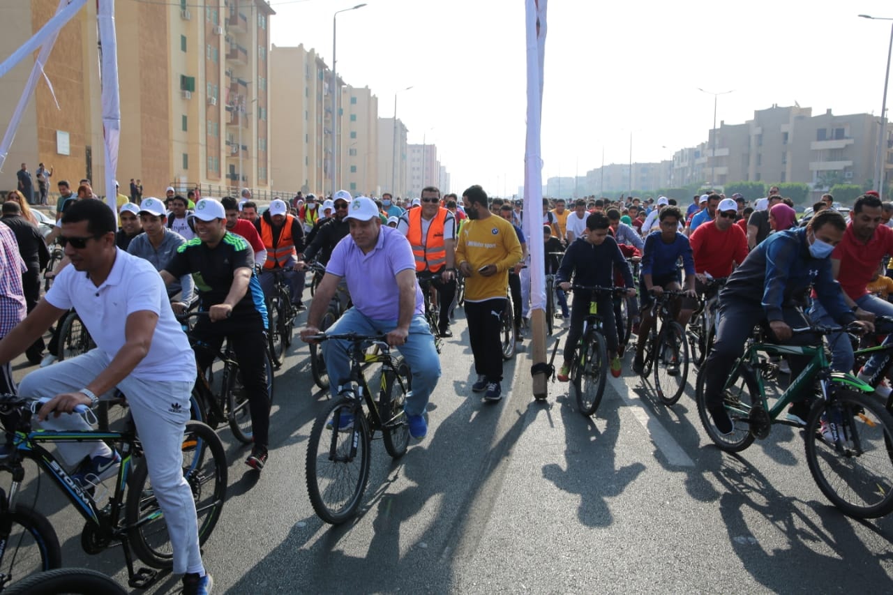 أشرف صبحي في ماراثون دراجات بالشروق
