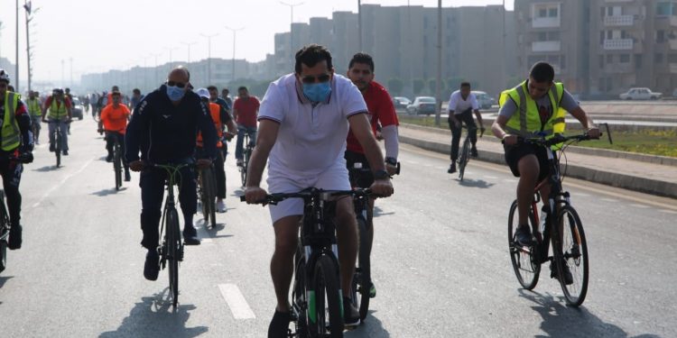أشرف صبحي في ماراثون دراجات بالشروق