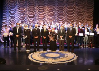 أشرف صبحي يكرم الأبطال المتفوقين بالثانوية العامة