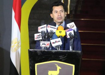 وزير الرياضة يشهد إضاءة برج القاهرة بعبارة " مصر أولاً.. لا للتعصب " 2
