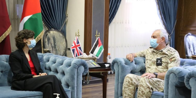 إلتقاء رئيس هيئة الأركان المشتركة الأردنية بالسفيرة البريطانية