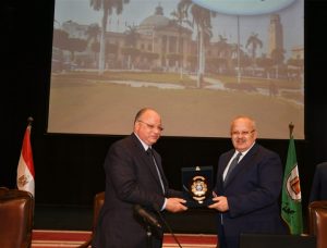 مجلس جامعة القاهرة يفتح باب التقدم لجوائز الجامعة لعام 2020 3