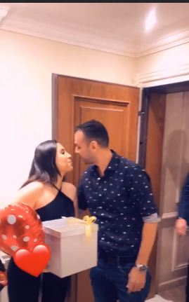قبلة رومانسية وهدية ثمينه.. أيتن عامر تحتفل بعيد ميلادها الـ 34 مع زوجها (صور) 2