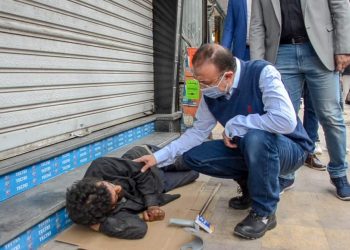 انقاذ مشرد من شوارع الإسكندرية بأمر من المحافظ وتقديم رعاية طبيه له 1