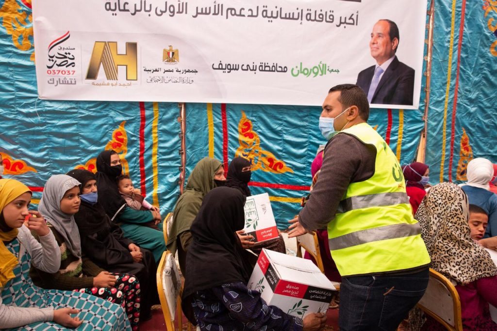 ضمن أكبر قافلة إنسانية.. بدء توزيع اغذية وبطاطين من أبو هشيمة و«تحيا مصر» في بني سويف 4