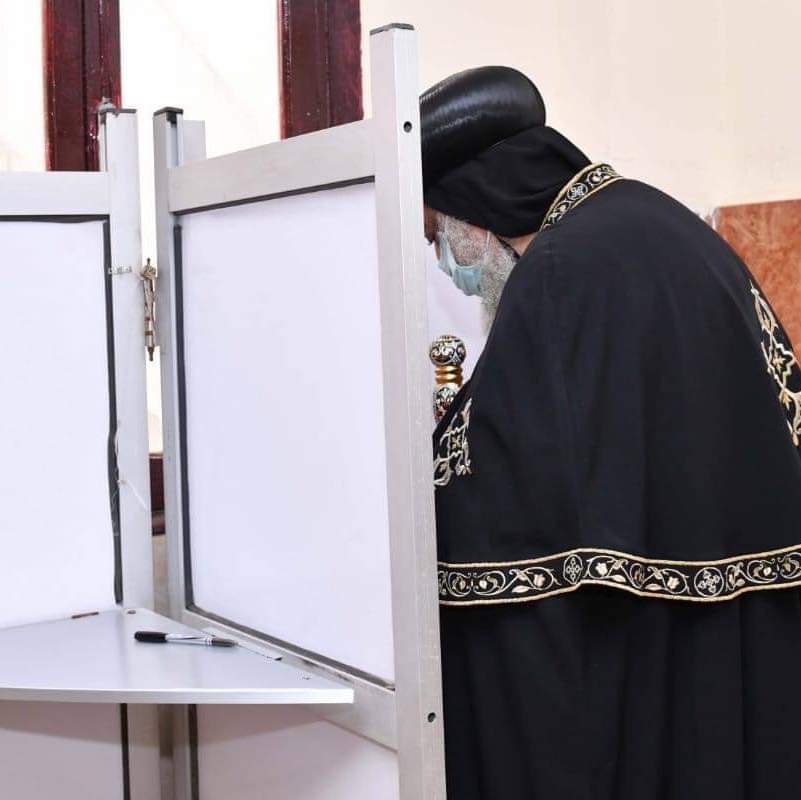 البابا تواضروس الثاني يدلي بصوته في انتخابات مجلس النواب اليوم 3