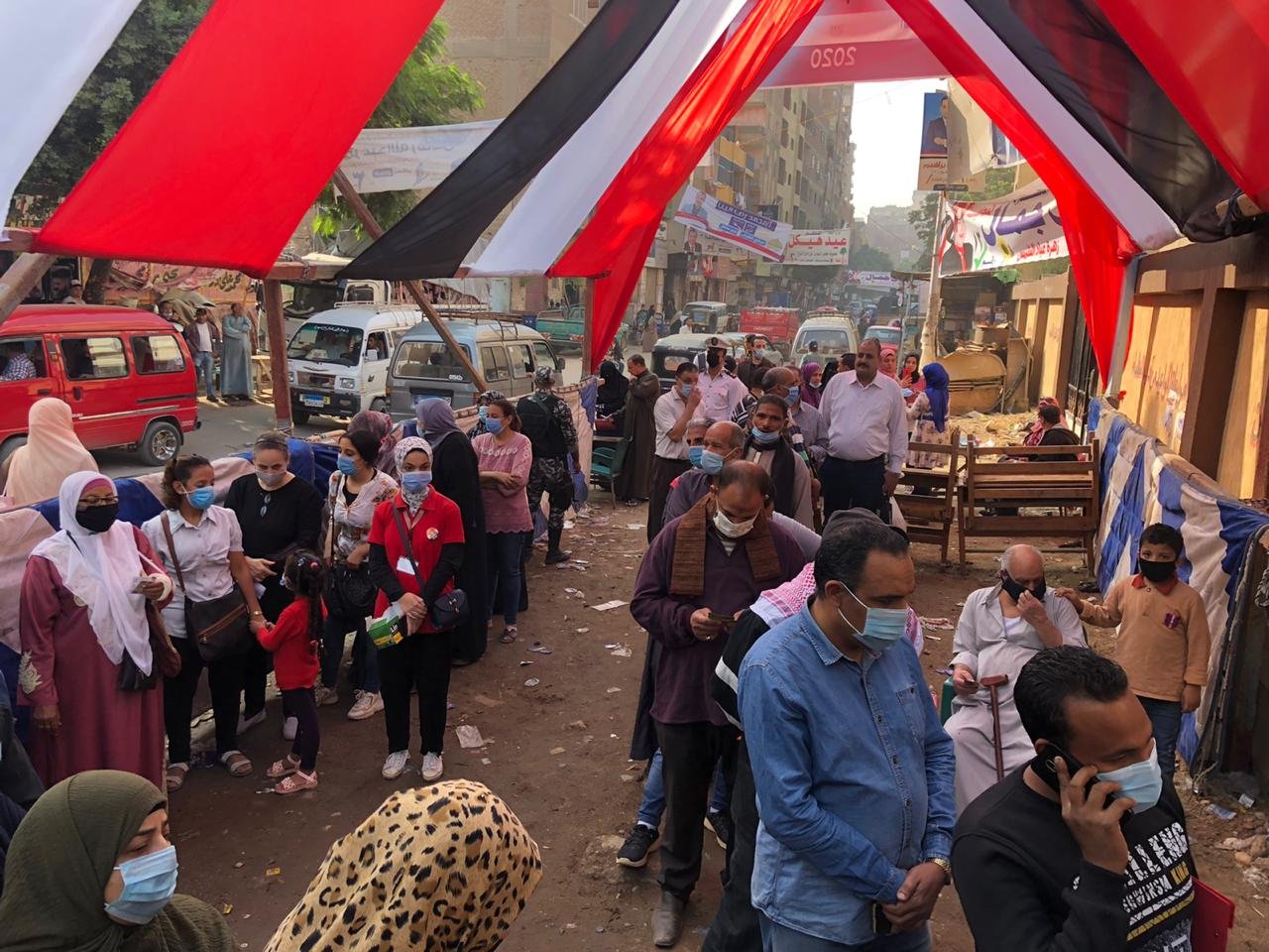 بالصور.. بدء توافد المواطنين على لجان الانتخاب لليوم الثاني بالقاهرة 13