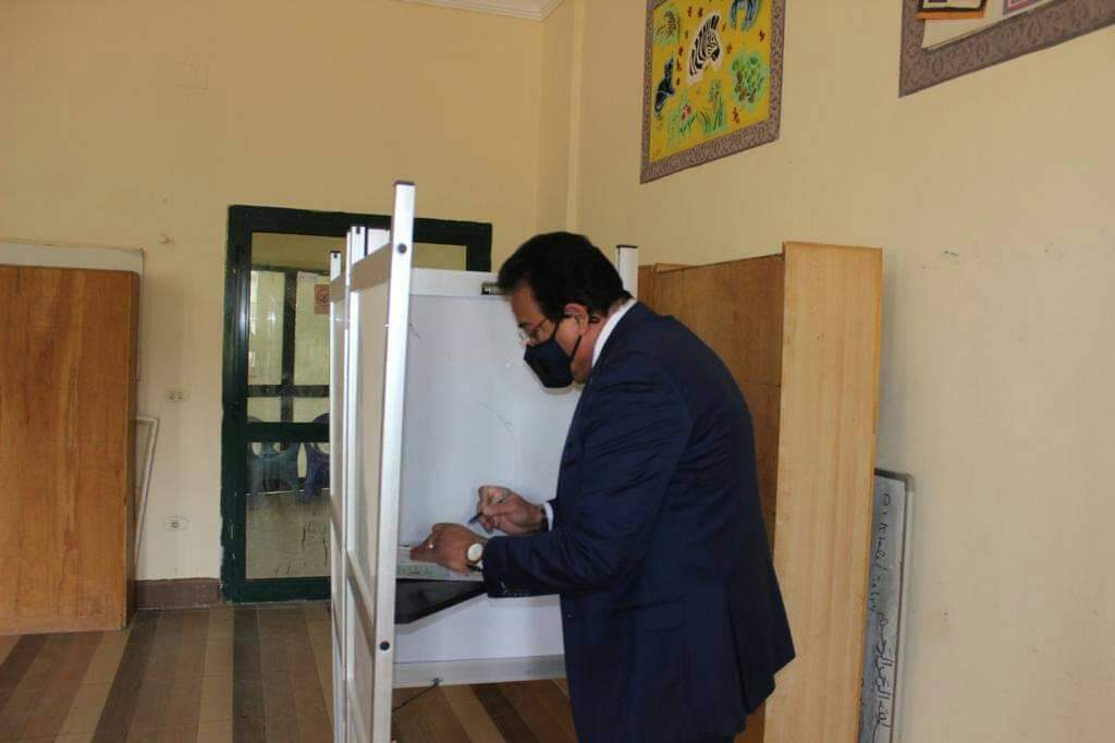 بـ الكمامة.. وزير التعليم العالي يدلي بصوته في انتخابات مجلس النواب 2