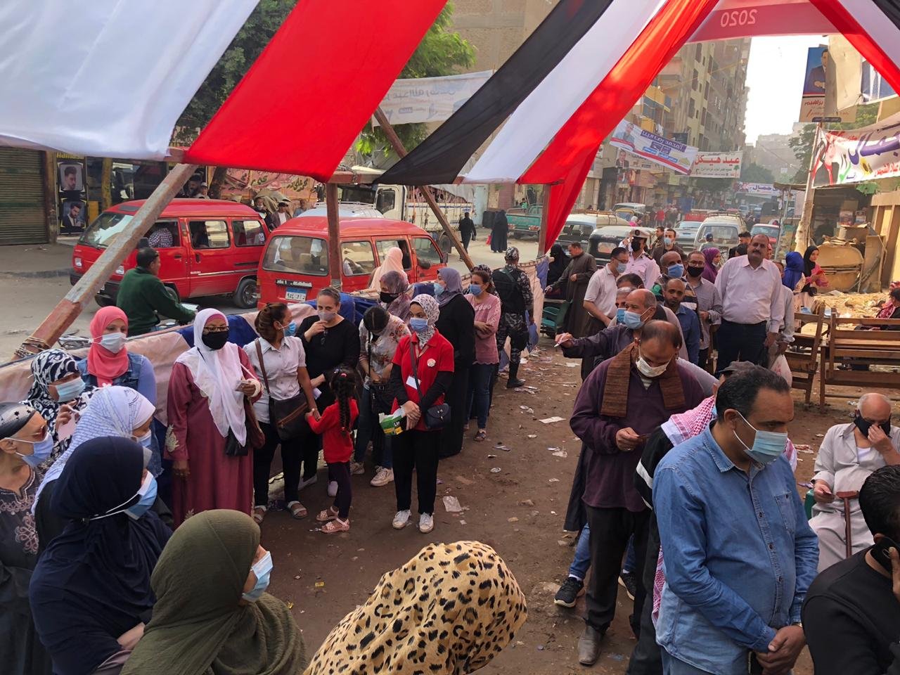 بالصور.. بدء توافد المواطنين على لجان الانتخاب لليوم الثاني بالقاهرة 14