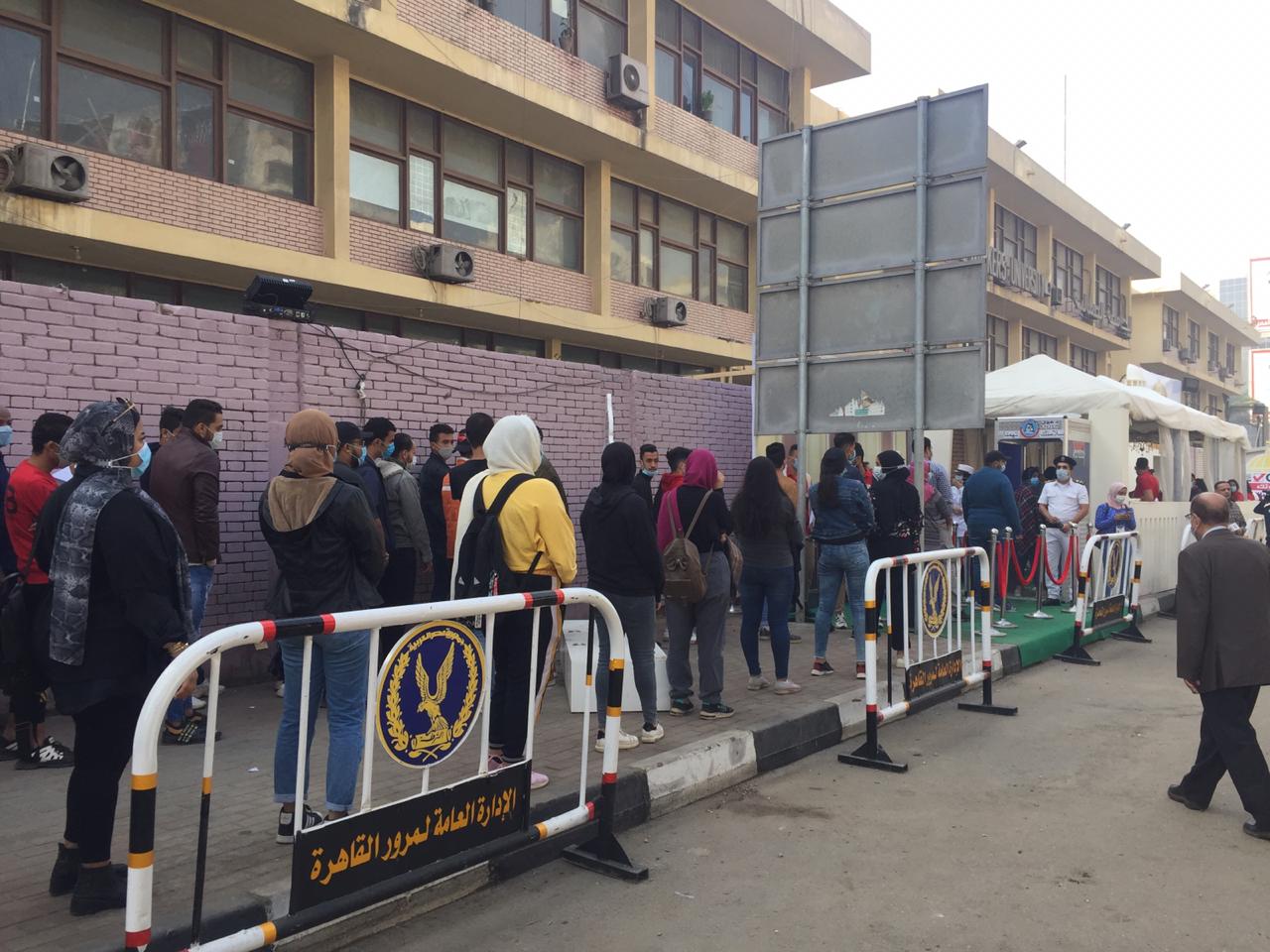 بالصور.. بدء توافد المواطنين على لجان الانتخاب لليوم الثاني بالقاهرة 15