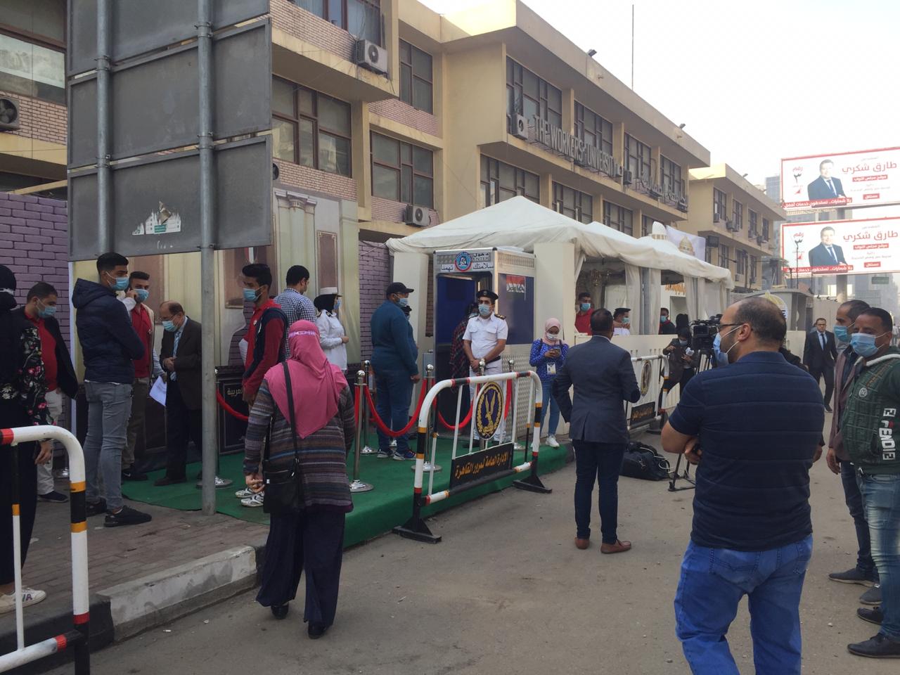 بالصور.. بدء توافد المواطنين على لجان الانتخاب لليوم الثاني بالقاهرة 16