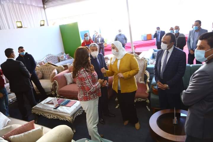 وزيرة التضامن تفتتح معرض الأثاث الدمياطي للأسر المنتجة "ديارنا" 5