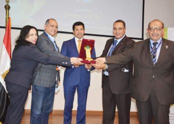 وزير الرياضة يفوز بجائزة رجل العام للثقافة العربية (صور) 1
