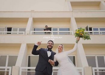 عروسان يلتقطان صورا مع محمد صلاح من أمام فندق العزل 1