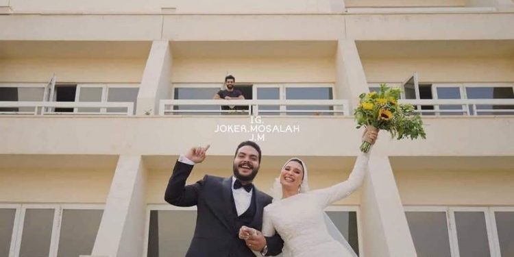 عروسان يلتقطان صورا مع محمد صلاح من أمام فندق العزل 1
