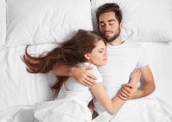 "طاقة سريرك".. خبيرة  تكشف عن 8 أسرار للسعادة الزوجية في الفراش 1