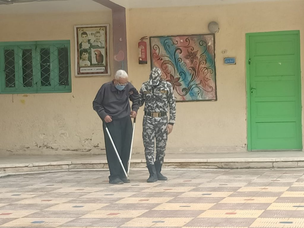 الشرطة تساعد كبار السن لدخول اللجان بالإسكندرية 1