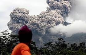 جبل النار ينشط من جديد وسط تحذيرات في إندونيسيا 2