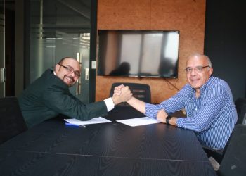 المنتج وليد مصطفي والمؤلف هشام الخشن أثناء التوقيع