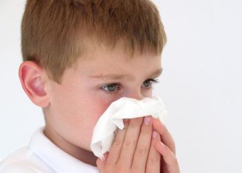 طفل مصاب باعراض الانفلونزا