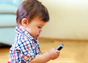 "أبرزها أورام الدماغ".. ماذا يحدث لطفلك بعد استخدام الهاتف المحمول لساعات طويلة؟ 1