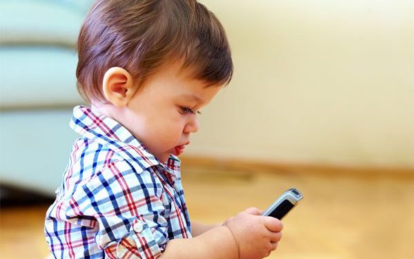 "أبرزها أورام الدماغ".. ماذا يحدث لطفلك بعد استخدام الهاتف المحمول لساعات طويلة؟ 1