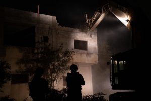 قوات الاحتلال تهدم منزل الأسير خليل دويكات 3
