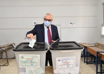 وزير الإسكان يُدلي بصوته فى الانتخابات ويدعو المواطنين للمشاركة 3