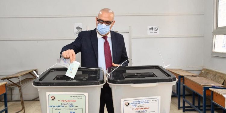 وزير الإسكان يُدلي بصوته فى الانتخابات ويدعو المواطنين للمشاركة 1