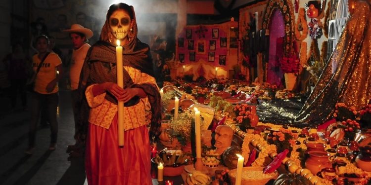 تعرف على يوم الموتى في المكسيك و مراسم أحتفالاتها .. أبرزها تحضير الطعام للمتوفين 1