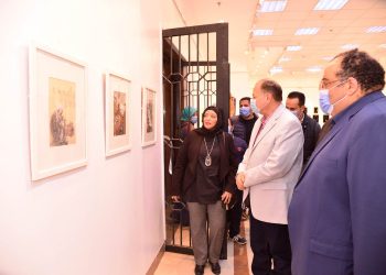 عصام سعد يفتتح معرض "فنانات من صعيد مصر" بـ كلية التربية النوعية بأسيوط 1