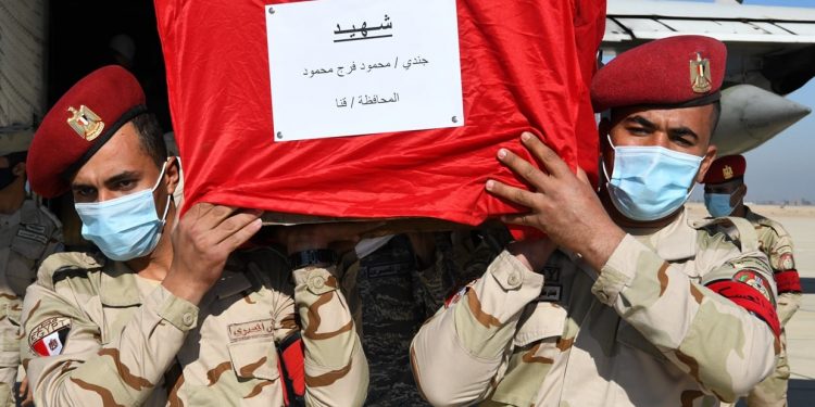 محافظ قنا يستقبل جثمان الشهيد محمود فرج بمطار سوهاج الدولي (صور) 1