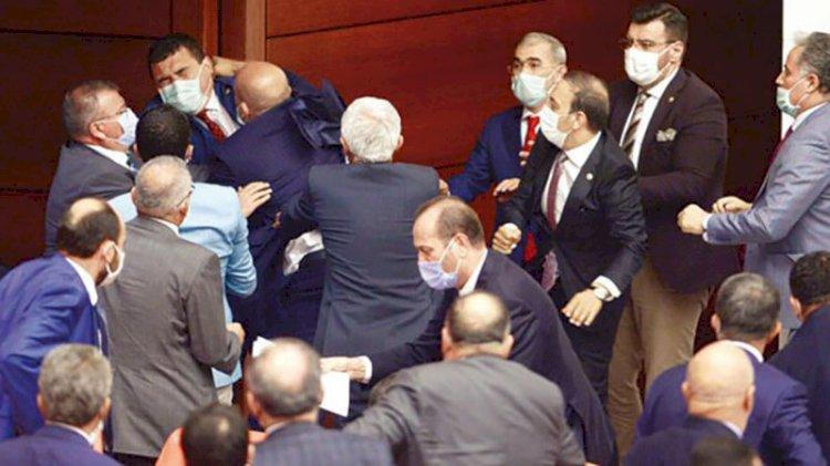 عراك بالأيدي بين النواب داخل البرلمان التركي (صور) 1