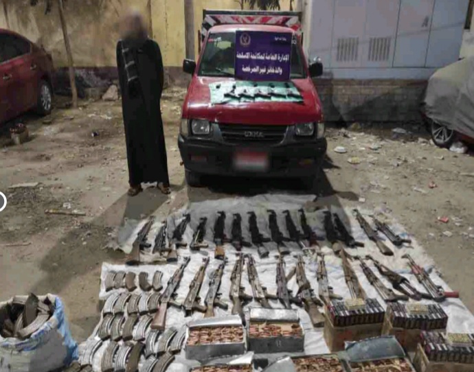 ضبط 49 قطعة سلاح و13 ألف طلقة نارية بـ سيارتين في المنيا (صور) 2
