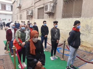 بالصور.. توافد للمواطنين على لجان الإعادة بالقاهرة وسط انتشار أمني 1