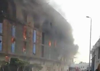 ميناء الاسكندرية يؤكد: 16 سيارة مطافي تحاول السيطرة على الحريق 10